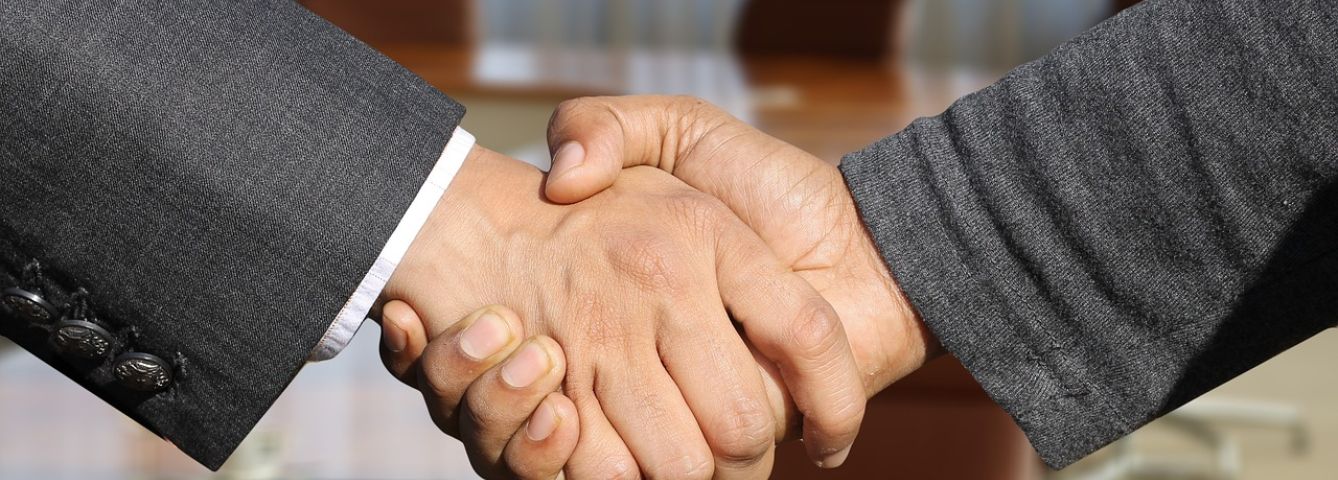 Zalety outsourcingu konfekcji środków chemicznych dla firm produkcyjnych