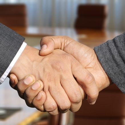 Zalety outsourcingu konfekcji środków chemicznych dla firm produkcyjnych